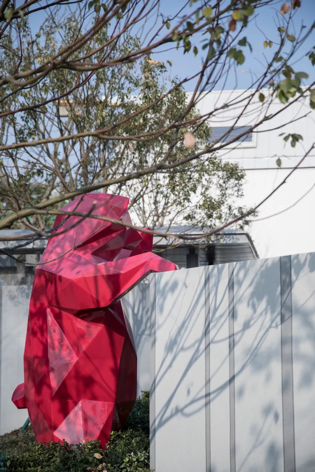 幼儿园围墙上的童趣雕塑张望幼熊