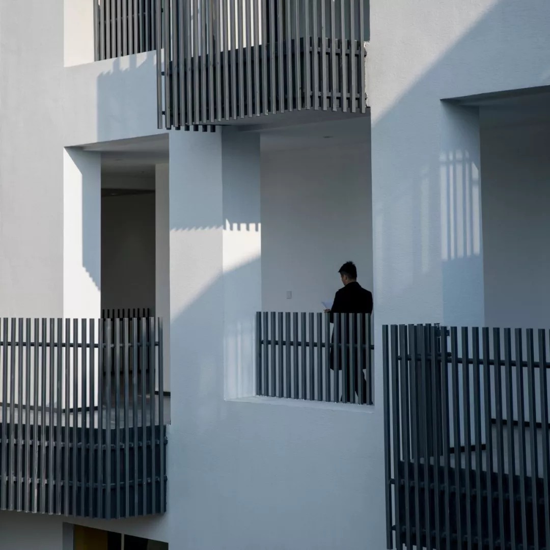 丰硕空间履历的露台和廊路