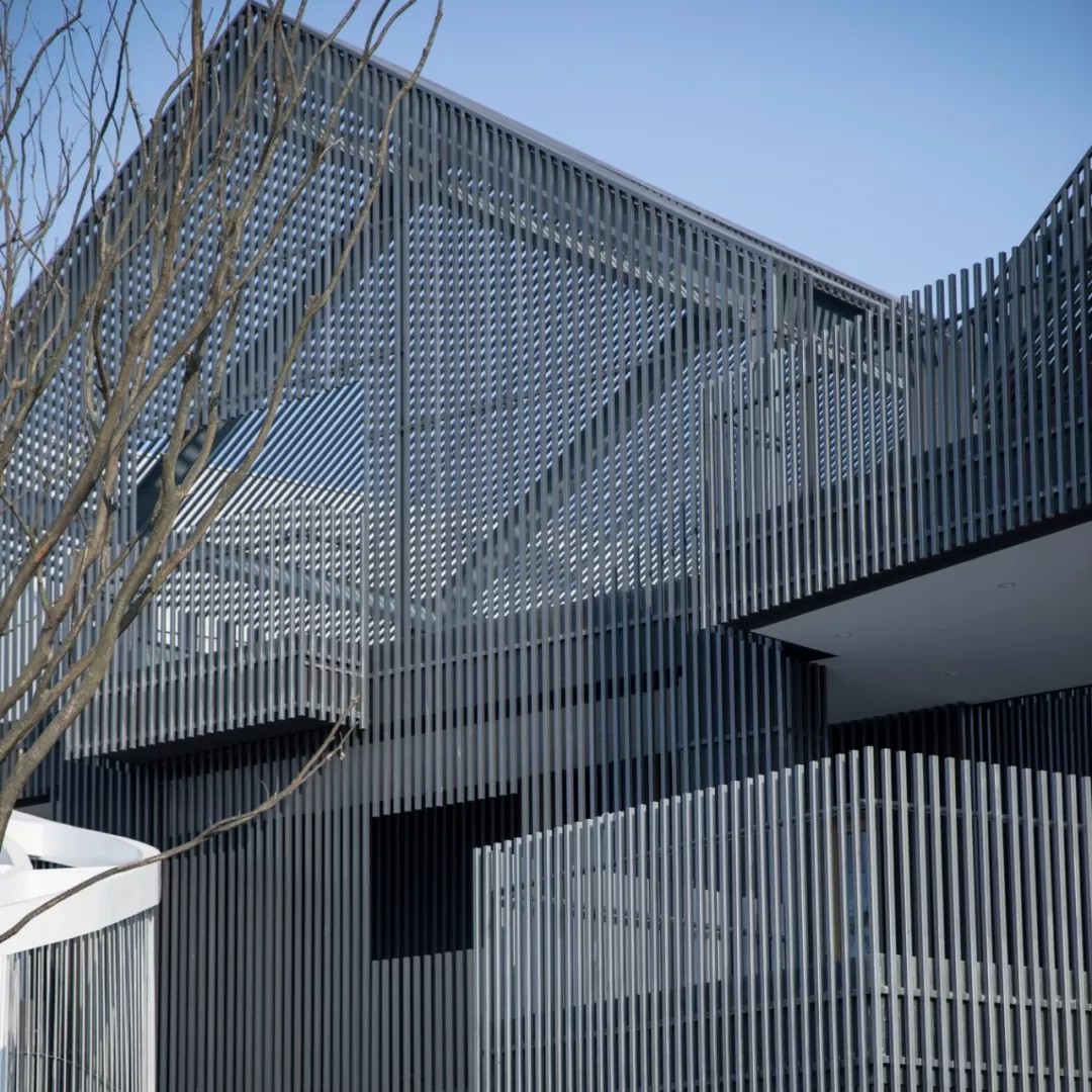 灰色屋子构筑立面处置